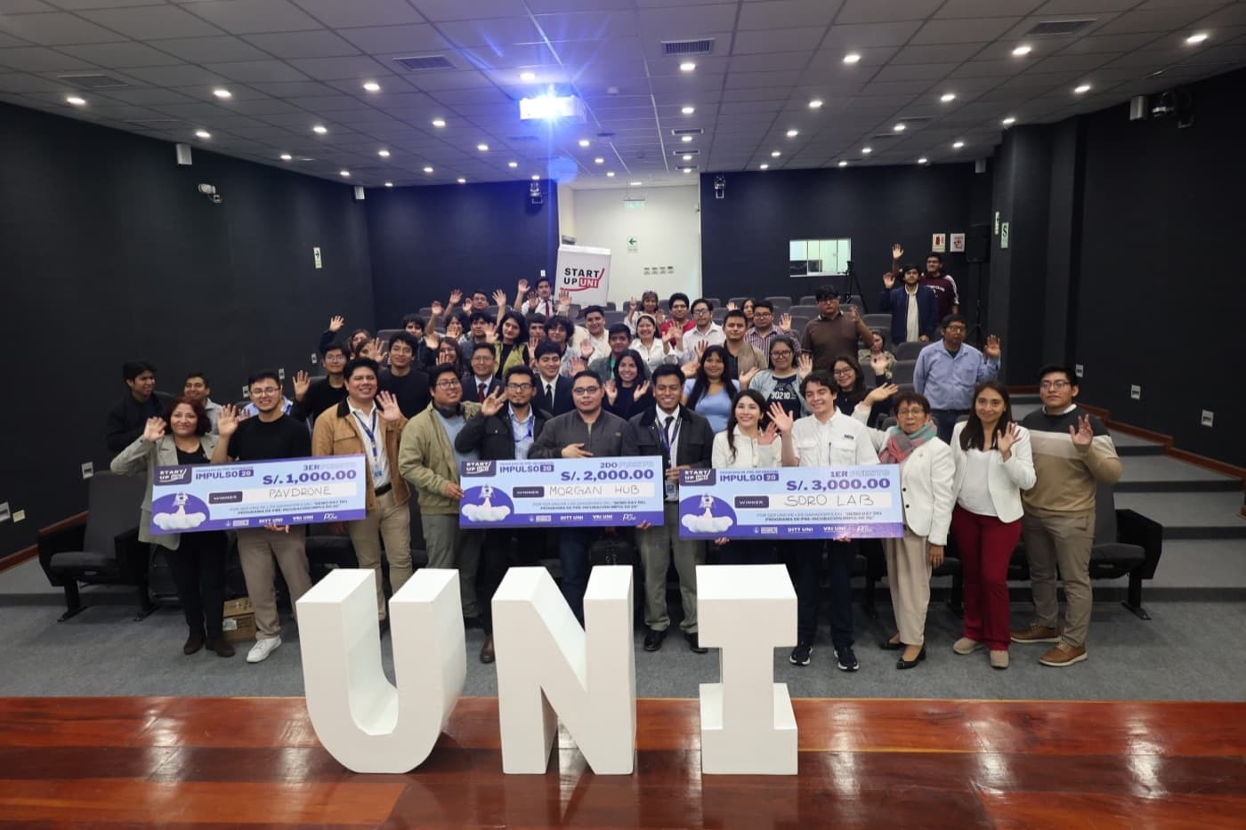 Equipos finalistas, autoridades de la UNI y el equipo de la incubadora al cierre del Demo Day.