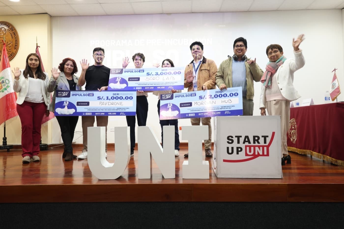 Entrega del capital semilla a los equipos ganadores del Demo Day.